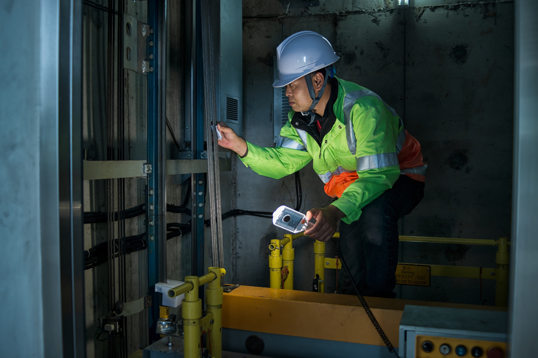 Técnico realizando manutenção em elevador